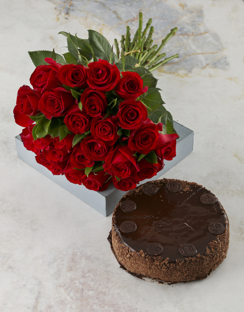 Rosey Bouquet With Chocolate Cake